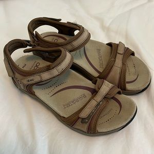 Abeo women’s size 8 orthotic sandals